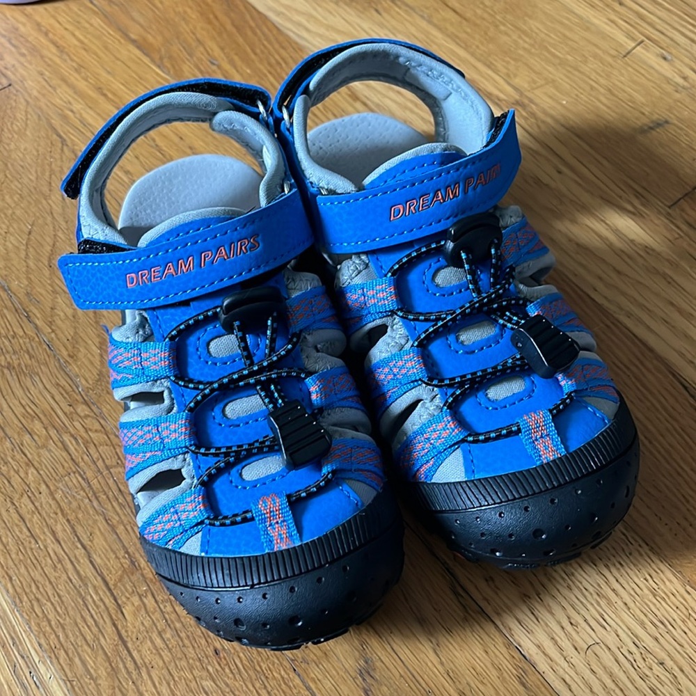 NEW DREAM PAIRS SANDALS